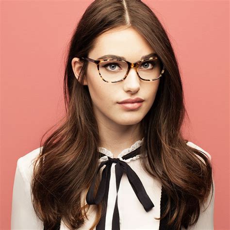 stylish glasses for oval face.